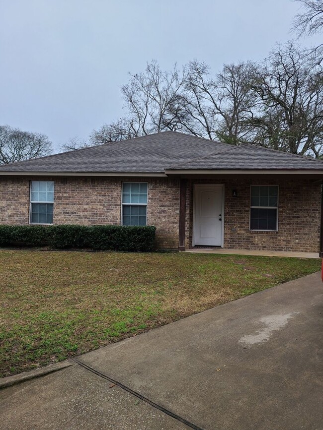 Building Photo - Gorgeous 3 bedroom home!