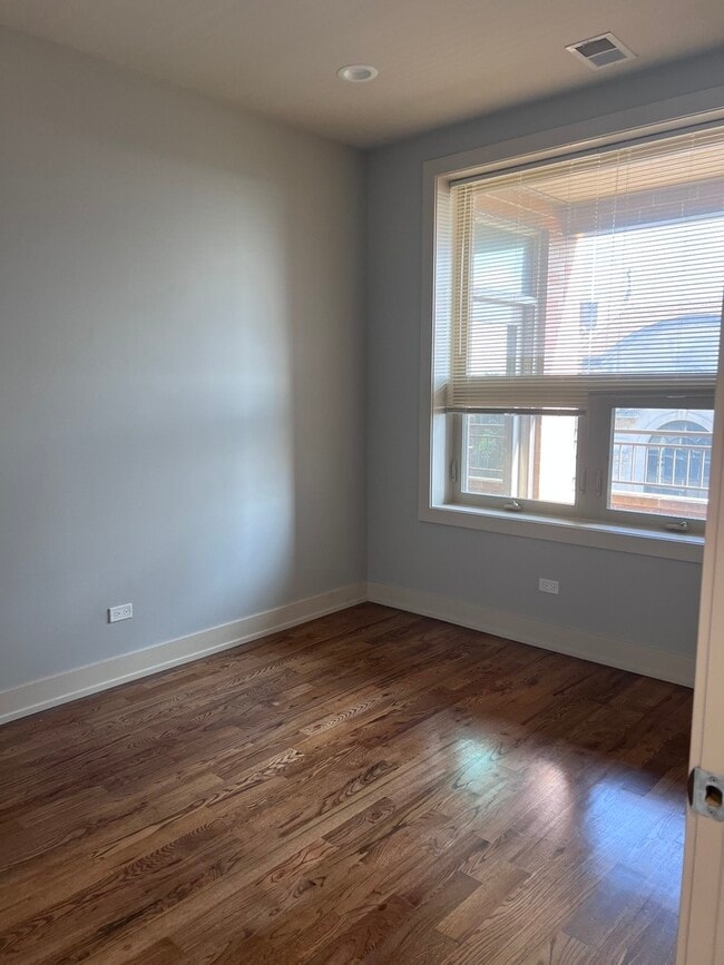 Building Photo - 1208 E 64th St