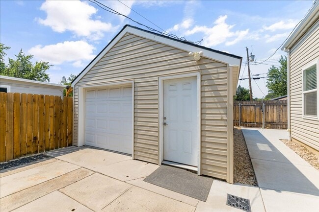 Building Photo - Remodeled 5 Bedroom Home Close to Boise St...