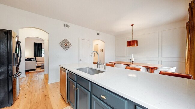 Building Photo - 553 Rosedale Ave
