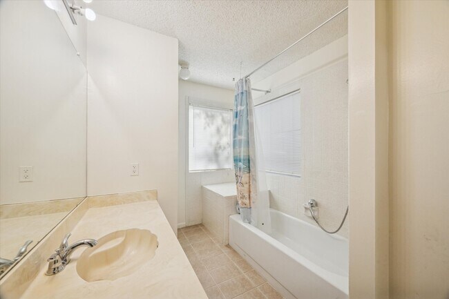 Building Photo - 1119 Downing Cir