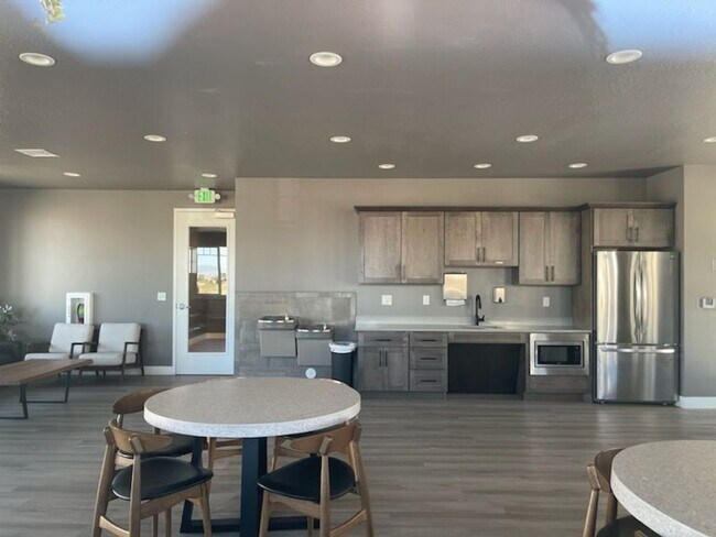 Building Photo - Beautiful  End Unit Townhome In Herriman
