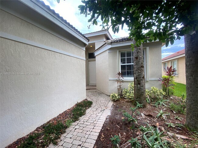 Building Photo - 639 Stanford Ln