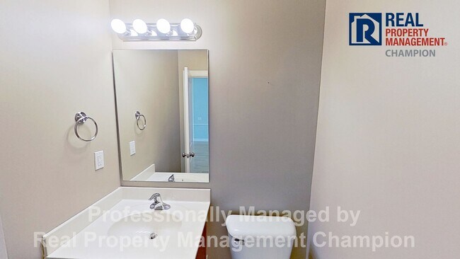 Building Photo - 3 BD/2.5 BA Townhouse w/Open Floorplan, Split Bedrooms and Garage