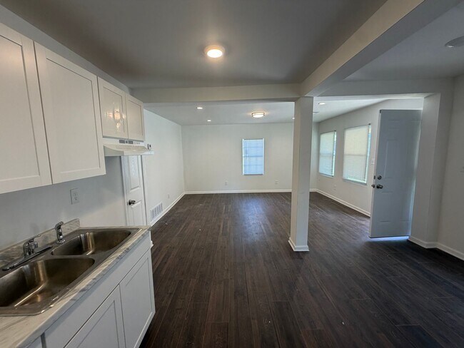 Building Photo - 851 N Claybrook St