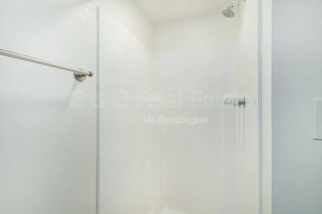 Building Photo - 1905 E University Dr