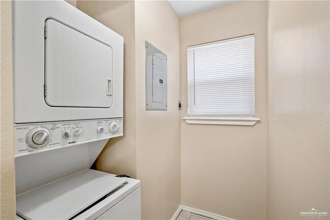 Building Photo - 6 Oasis Dr