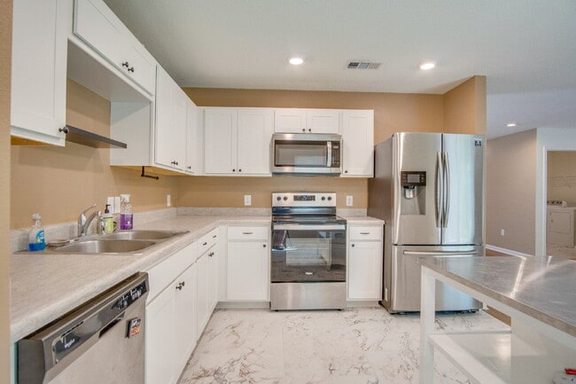 Building Photo - 3-Bed, 2-Bath Modern Home in Prime Locatio...