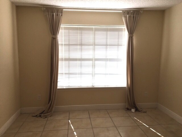 Building Photo - 2550 N Alafaya Trail
