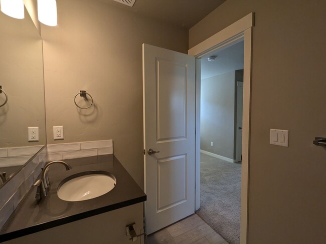 Building Photo - Newer 3 bedroom plus Den and Amenities in The Bridges