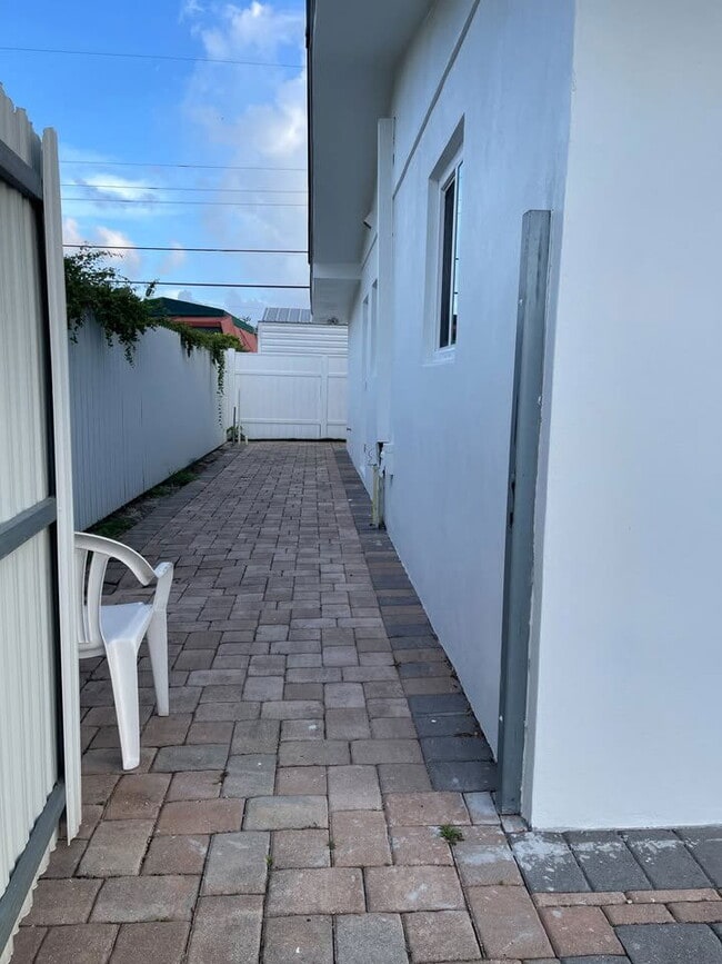 Building Photo - West 49th Street, Hialeah, FL 33012 - 1 BR 1 BA single-family home