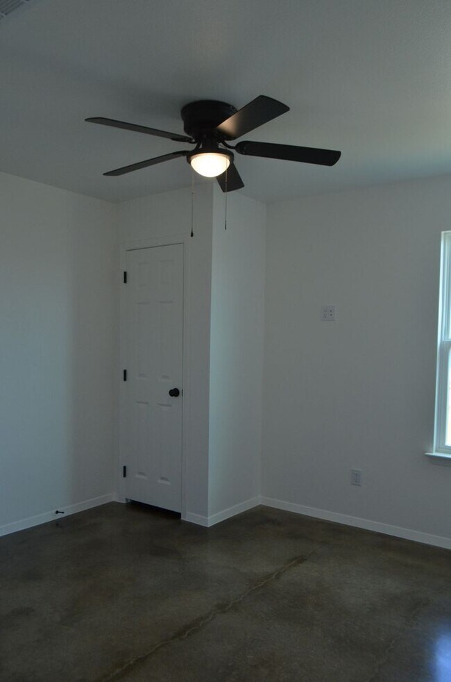 Building Photo - 983 Cline Dr