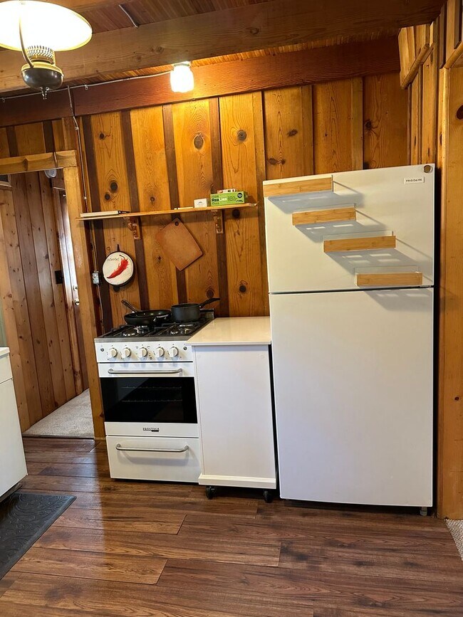 Building Photo - 3 Bedroom 1 Bath