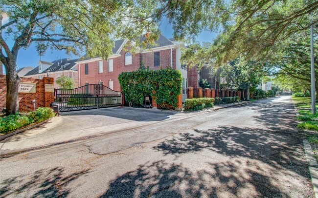 Building Photo - 1931 Woodbury St