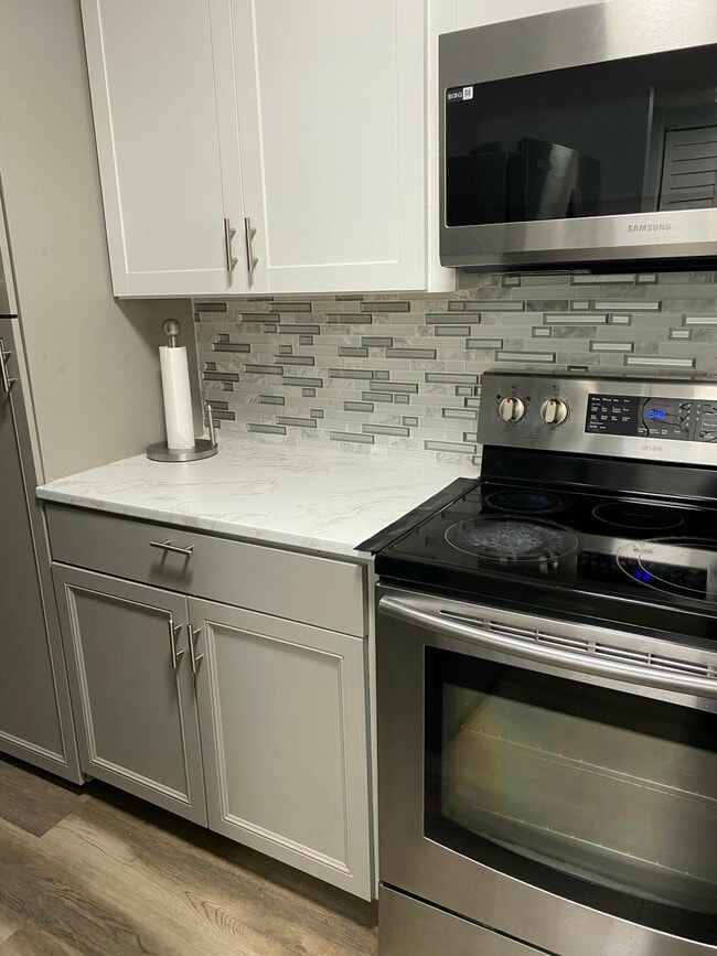 Building Photo - 6890 Royal Palm Blvd