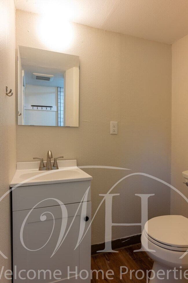 Building Photo - 1011 Waverly St