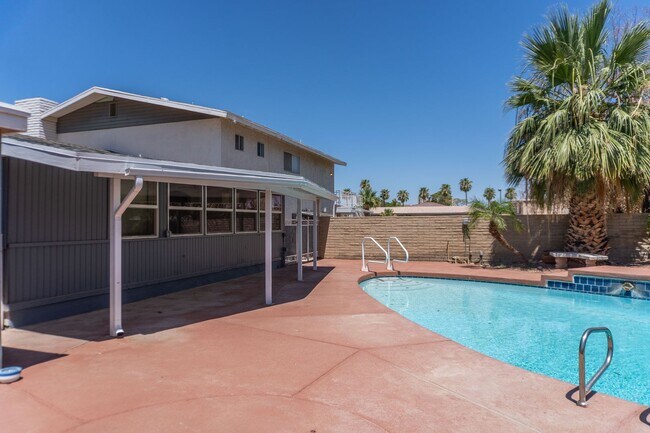 Building Photo - Spacious 3-Bedroom, 4-Bath Vintage Home wi...