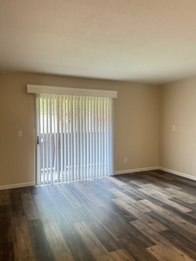 Building Photo - Remodeled Ground Floor 2 Bed Condo Ready for Move In