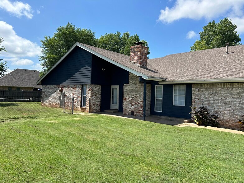 Building Photo - 607 N Robin Way