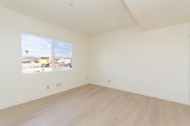 Building Photo - 321 S Berendo St