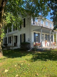 Building Photo - 13 E Woods Dr