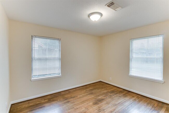 Building Photo - 2406 Pomona Dr
