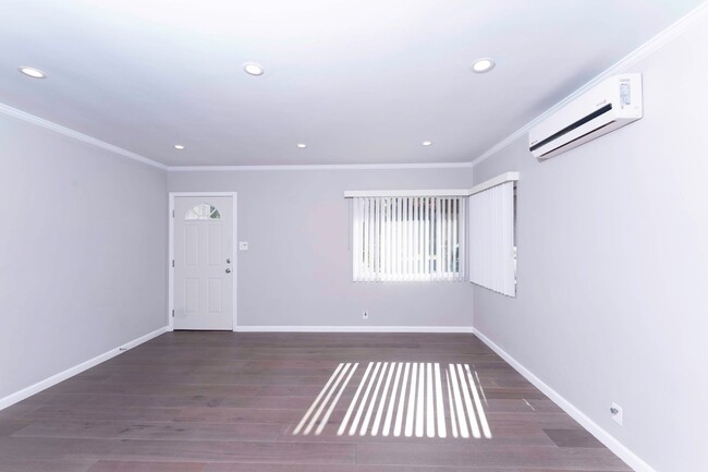 Building Photo - 2-bedroom/1-bathroom Apartment Available!!!