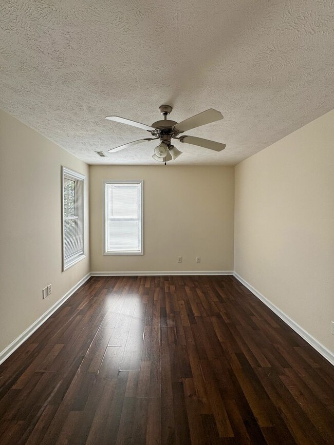 Building Photo - 3 Bed 2 Bath Home with Fenced Backyard