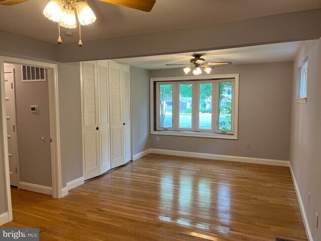 Building Photo - 6803 Dante Ct