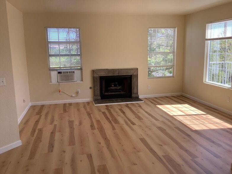Building Photo - 604 N Bagby Dr