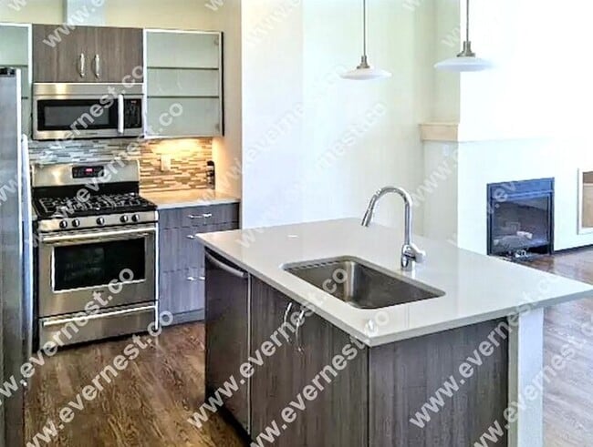 Building Photo - Modern 3-Bedroom Townhome in a Great Locat...