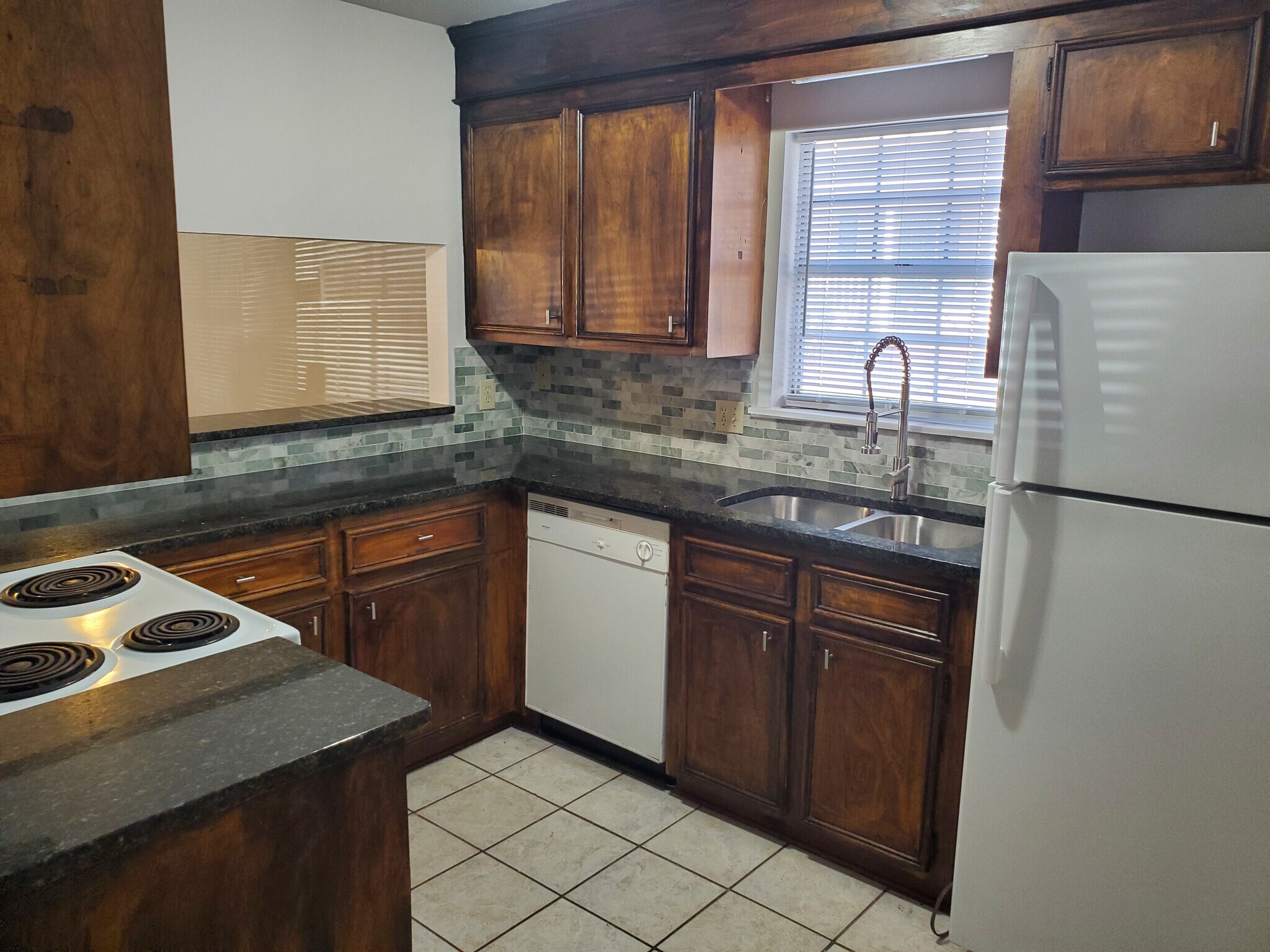 Building Photo - 139 Country Town Dr