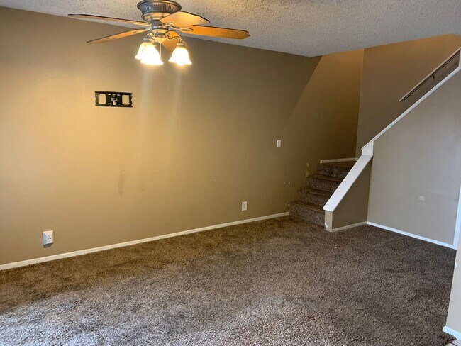 Building Photo - 286 W Palomino Dr