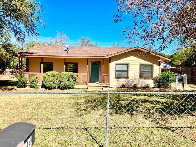 Primary Photo - 144 W Hickory Dr