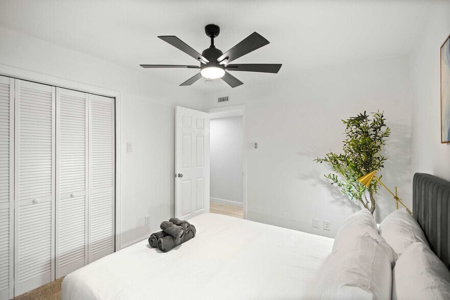 Building Photo - 3410 Country Club Dr