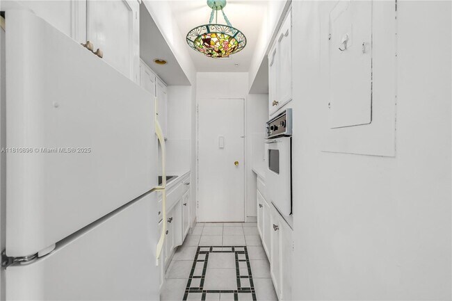Building Photo - 4925 Collins Ave