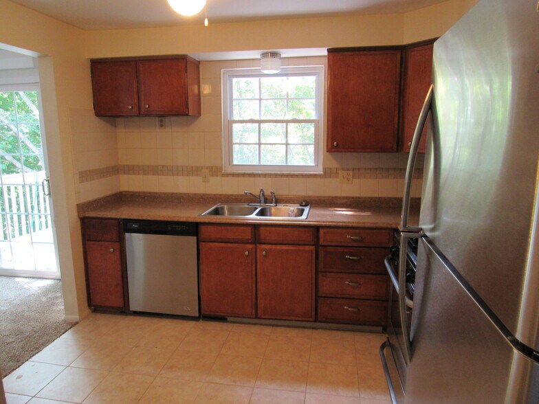 Building Photo - 124 Treeview Dr