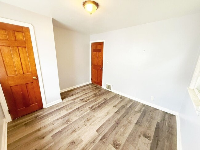 Building Photo - 3 BED 1.5 BATH BEAUTIFUL SINGLE FAMILY HOM...