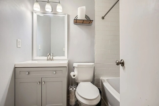 Building Photo - Modern 2 BD 2 BA Home in a Desirable South Atlanta Community