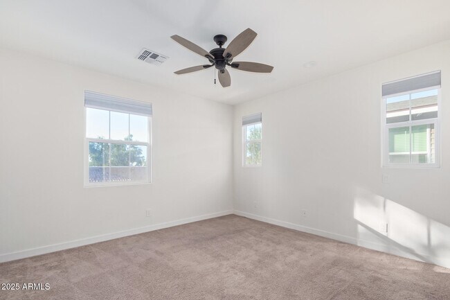 Building Photo - 3218 W Glendale Ave