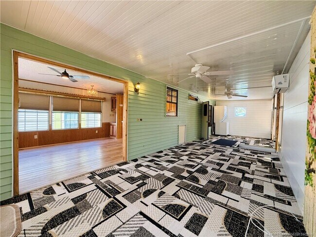 Building Photo - 10851 S Ocean Dr