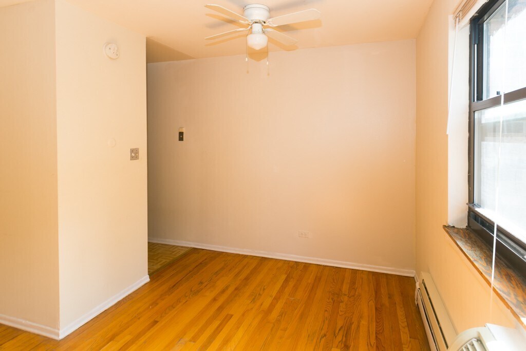 Building Photo - 665 W Wrightwood Ave