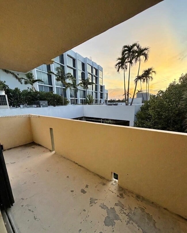 Building Photo - 2924 Collins Ave