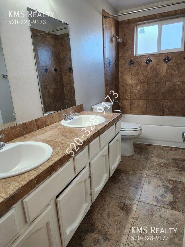 Building Photo - 2565 N Fair Oaks Ave