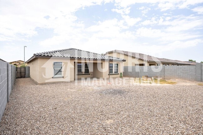 Building Photo - Beautiful Home, Perfect Location and Price
