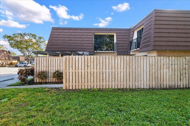 Building Photo - 709 7th Ln