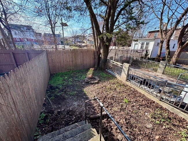 Building Photo - 3 Bedroom Home on Walnut St, Trenton