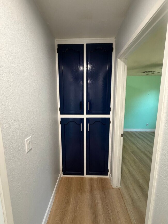 Building Photo - Stunning 4 bedroom, 2 bathroom with a Pool and Solar