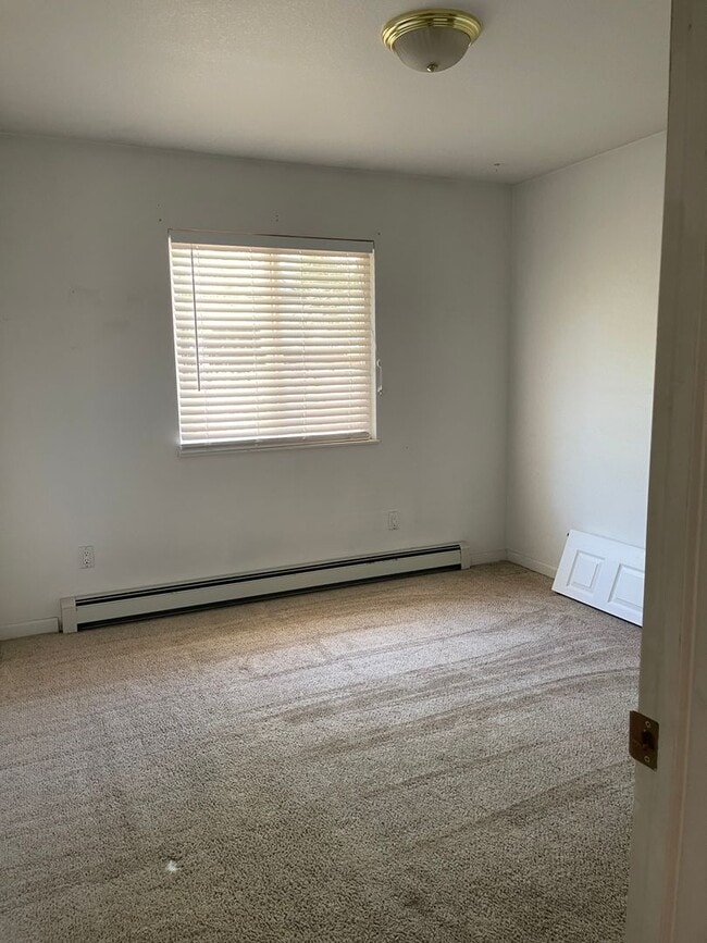 Building Photo - 3 Bedroom Home with Shop