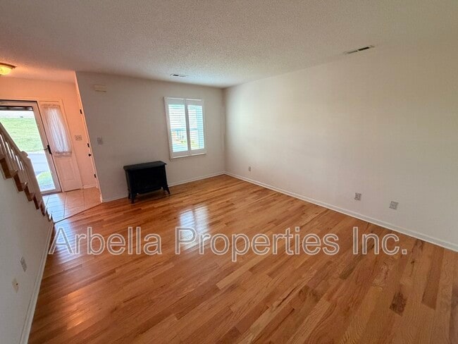 Building Photo - 215 Radford Dr